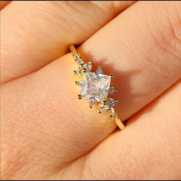 18k White Sapphire Ring  - Picture 6 of 6